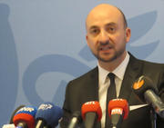 Etienne Schneider présentant à la presse le PNR luxembourgeois le 27 avril 2012