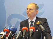 Luc Frieden présentant à la presse le programme de stabilité et de croissance du Luxembourg le 27 avril 2012