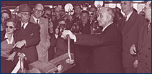 Le 30 avril 1953, Jean Monnet, le président de la Haute Autorité de la CECA, active la première coulée d’acier européen à l’usine de Belval au Grand-Duché de Luxembourg