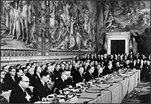 La salle des Horaces et des Curiaces du Capitole à Rome sert de décor aux cérémonies officielles du 25 mars 1957