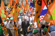 François Biltgen, entouré de participants de la manifestation