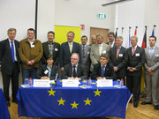 María Teresa Sanz Villegas, Lucien Lux et Ernst Moutschen avec les signataires de la Charte européenne de la sécurité routière
