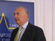 Charles Goerens dans l'attente des résultats des européennes lors de la soirée électorale du 7 juin 2009