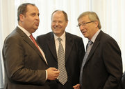 Josef Pröll, Peer Steinbrück et Jean-Claude Juncker lors de la réunion de l'Eurogroupe (c) SIP / Jock Fistick