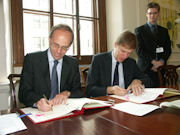 Luc Frieden et Stephen Timms lors de la signature d'un 3e avenant à la convention du 24 mai 1967 entre le Luxembourg et le Royaume-Uni qui a eu lieu le 2 juillet 2009 à Londres(c) MFIN