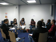 Participants d'une des tables rondes en pleine discussion