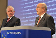 Joaquín Almunia et Charlie McCreevy le 23 septembre 2009 lors de la conférence de presse présentant le paquet de propositions de la Commission européenne en matière de surveillance financière (c) Communautés européennes, 2009