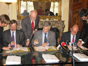 Siim Kallas, Claude Wiseler et Patrick Gillen lors de la signature du mémorandum d'accord sur la construction du nouveau bâtiment Jean Monnet II