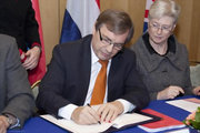 Jennot Krecké signant la déclaration politique du Forum Pentalatéral sur le développement des énergies éoliennes en Mer du Nord (c) Le Conseil de l'UE