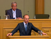 Luc Frieden devant la Chambre réunie en session plénière le 1er juin 2010 . Source : Chamber TV