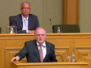 Lucien Lux devant la Chambre réunie en session plénière le 1er juin 2010. Source : Chamber TV
