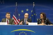 Signature de l’accord UE-US le 28 juin 2010 par Michael Dodman, Alfredo Pérez Rubalcaba, et Cecilia Malmström © Conseil de l’UE