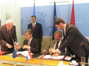 Iurie Leanca et Mars Di Bartolomeo signent la convention bilatérale sur la sécurité sociale sous l'oeil du Premier ministre moldave Vladimir Filat