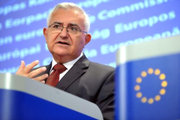Le commissaire européen John Dalli présentant à la presse les propositions de la Commission sur les OGM le 13 juillet 2010 (c) UE 2010