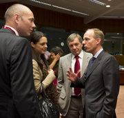 Luc Frieden et Jeanno Krecké s'entretiennent avec leurs collègues à l'occasion du Conseil Ecofin du 13 juillet 2010 (c) SIP / Jock Fistick