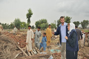 La commissaire européenne Kristalina Georgieva rend visite auprès de victimes des inondations au Pakistan le 25 août 2010 (c) UE