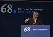 Jean-Claude Juncker s'adressant à un parterre de juristes le 21 septembre 2010 à Berlin