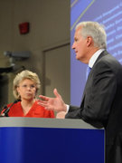 Les commissaires Viviane Reding et Michel Barnier ont présenté les propositions de la Commission à l'occasion d'une conférence de presse commune le 27 octobre 2010 © European Union, 2010 | Brussels - Berlaymont