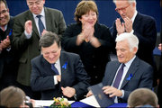 José Manuel Barroso et Jerzy Buzek signent l'accord-cadre révisé régissant les relations de travail entre Parlement européen et Commission © European Parliament / Pietro Naj-Oleari