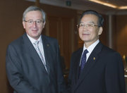 Jean-Claude Juncker aux côtés de Wen Jiabao à Bruxelles le 5 octobre 2010