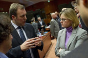 Melchio Wathelet (BE) en pleine discussion avec Justine Greening (UK) lors des négociations sur le budget 2011 le 15 novembre 2010 (c) Le Conseil de l'UE