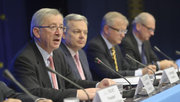 Jean-Claude Juncker, Didier Reynders et Olli Rehn à Bruxelles le 28 novembre 2010 © SIP/Jock Fistick