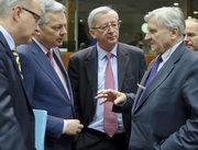 Olli Rehn, Didier Reynders, Jean-Claude Juncker et Jean-Claude Trichet à Bruxelles le 28 novembre 2010 © SIP/Jock Fistick