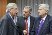 Jean-Claude Juncker, Klaus Regling et Jean-Claude Trichet lors de la réunion de l'Eurogroupe du 16 novembre 2010 © 2010 SIP / JOCK FISTICK