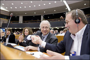 Jean-Paul Gauzès (PPE), rapporteur de la directive AIFM félicité par ses pairs dans l'hémicycle à l'issue du vote le 11 novembre 2010 © European Parliament / Pietro Naj-Oleari