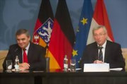 Peter Müller et Jean-Claude Juncker tenant une conférence de presse à l'issue de la réunion conjointe du 10 novembre 2010