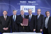 La photo de famille après la signature du traité FABEC à Bruxelles (source: http://www.fabectreaty.tv/media.php)