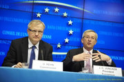 Olli Rehn et Jean-Claude Juncker à l'issue de la réunion de l'Eurogroupe du 17 janvier 2011 (c) Conseil de l'UE