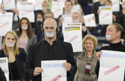 Certains parlementaires européens ont accueilli Victor Orban avec des bâillons couvrant leur bouche et en brandissant des une blanches de journaux hongrois qui portaient la mention "censuré"  © European Union 2011 PE-EP