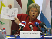 Viviane Reding évoquant, graphiques à l'appui, l'envolée du coût de la dette le 14 janvier 2011