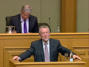 Le député Lucien Thiel présentant à la Chambre le projet de loi sur les réseaux et les services de communication électronique le 27 janvier 2011. Source : www.chd.lu