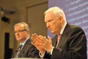 Olli Rehn et Philippe Maystadt ont présenté à la presse la consultation sur l'initiative "EU projects Bonds" le 28 février 2011 © Union européenne, 2011