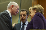 Herman Van Rompuy, Nicolas Sarkozy et Angela Merkel en discussions lors du Conseil européen du 4 février 2011 (c) Le Conseil de l'UE - Christos Dogas