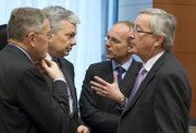 Klaus Regling, Didier Reynders, Luc Frieden et Jean-Claude Juncker à Bruxelles le 14 février 2011 (c) SIP / Jock Fistick