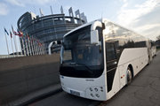 Un bus devant le Parlement européen le 14 février 2011, jour du débat qui a précédé le vote du règlement sur les droits des passagers de bus © European Union 2011 PE-EP