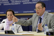 Gianni PITTELLA et Kartika LIOTARD s'exprimant devant la presse à l'issue de l'échec de la conciliation le 29 mars 2011 	© European Union 2011 PE-EP