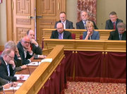 Députés et membres du gouvernement à l'écoute du Premier ministre lors de son discours sur l'état de la Nation prononcé à la Chambre le 6 avril 2011
