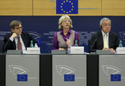 Les eurodéputés Guy Verhofstadt, Jutta Haug et Alain Lamassoure présentent à la presse leur rapport le 6 avril 2011 © European Union 2011 PE-EP