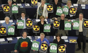 Le groupe des Verts au début du débat sur les leçons à tirer de l'accident nucléaire de Fukushima le 6 avril 2011. L'eurodéputé luxembourgeois Claude Turmes apparaît au milieu de ses confrères © European Union 2011 PE-EP