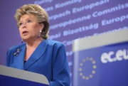 Viviane Reding lors de la conférence de presse présentant les mesures pour la protection des victimes d'infractions criminelles, 18 mai 2011 à Bruxelles (source: Commission)