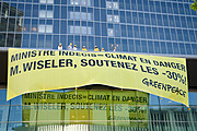Les militants de Greenpeace ont appelé le ministre Claude Wiseler à s'engager pour un objectif de réduction de 30 % des émissions de gaz à effet de serre dans l'UE à l'occasion d'une opération spectaculaire le 26 mai 2011 (c) Greenpeace Luxembourg