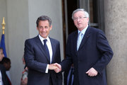 Le président Nicolas Sarkozy reçoit Jean-Claude Juncker sur le perron de l'Elysée, Paris, 30 mai 2011