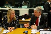 Melanie Schultz Van Haegen en discussion avec Claude Wiseler au Conseil TTE le 16 juin 2011 (c) Le Conseil de l'UE, Photo Christos Dogas