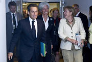 Nicolas Sarkozy, Christine Lagarde et Angela Merkel en discussion dans les couloirs du Consiel le 21 juillet 2011 (c) le Conseil de l'UE