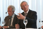 Jean-Pierre Masseret et Jean-Claude Juncker lors de la table-ronde qui a eu lieu à Berlin le 7 juillet 2011 en marge du sommet informel de la Grande Région © Saarland.de
