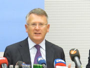 Nicolas Schmit présentant à la presse les mesures visant à lutter contre le chômage des jeunes le 20 juillet 2011